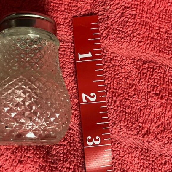 Pair of vintage salt and pepper shakers - Picture 3 of 9